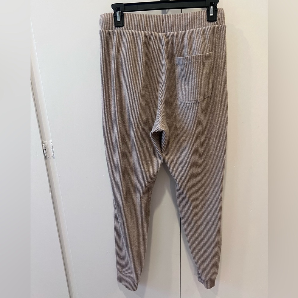 Alo Yoga Muse Ribbed V Neck Pullover & Jogger Set - Picture 8 of 12